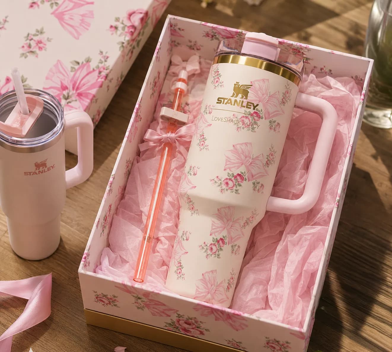 Vaso térmico floral rosa en una caja de regalo a juego con pajita reutilizable